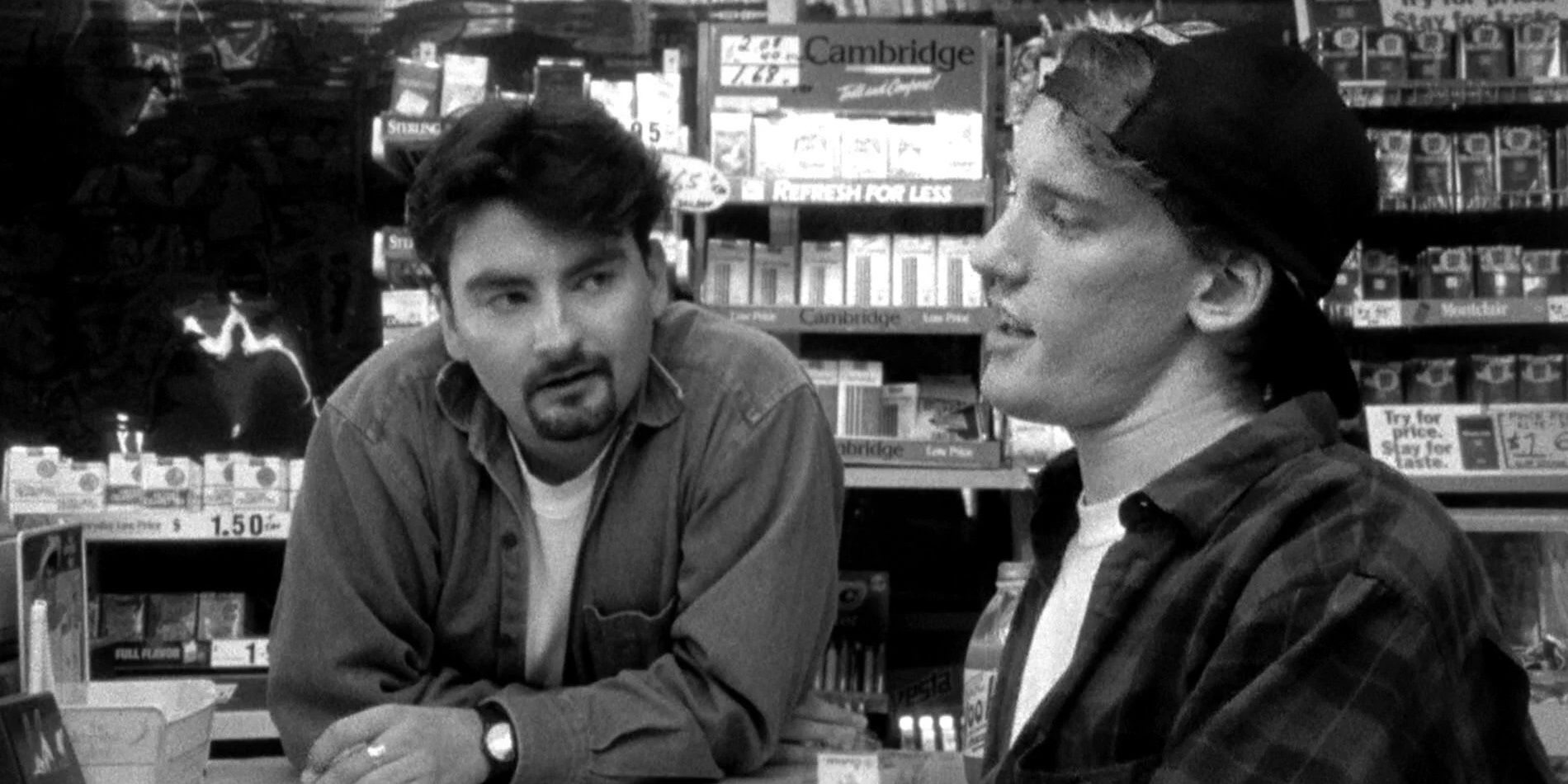 Kevin Smith reflexiona sobre el oscuro final original de Cutting Clerks 30 años después