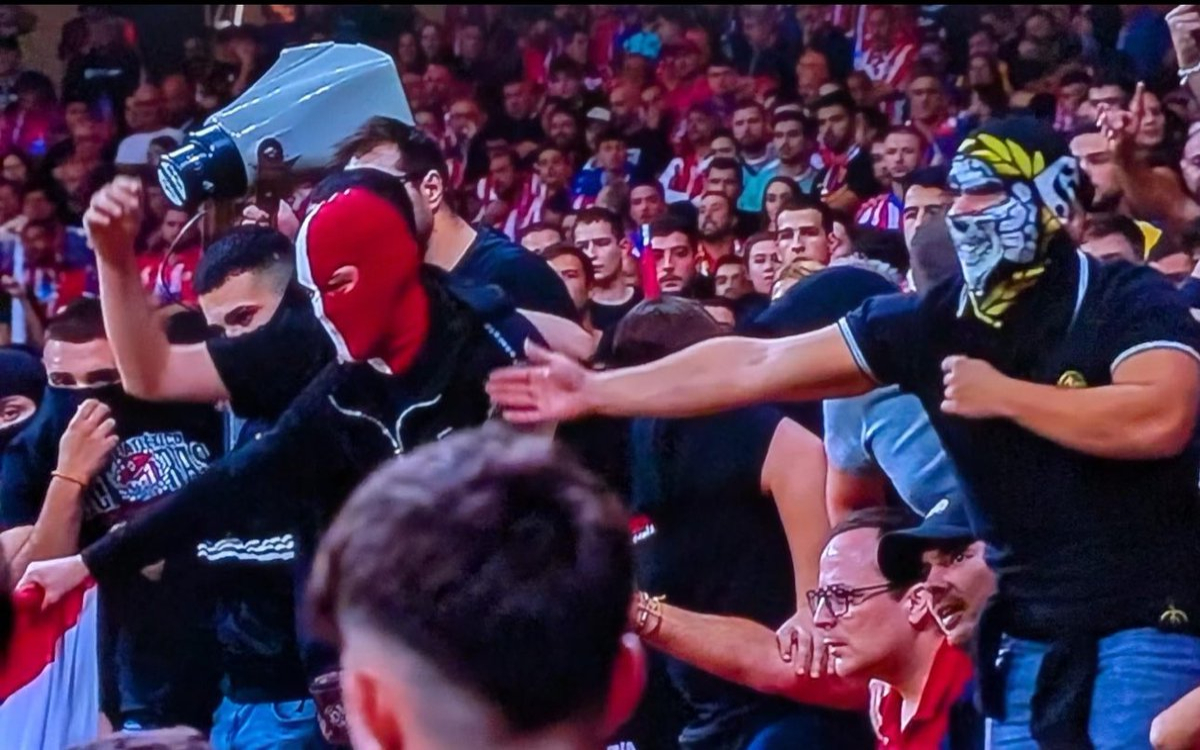 Expulsa Atleti a aficionado identificado por aventar objetos al campo en el Derbi | Video