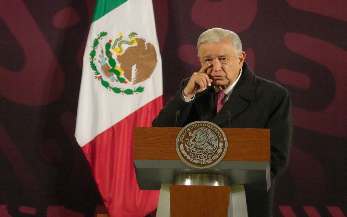 Llora AMLO tras escuchar canción que le escribieron para despedirlo