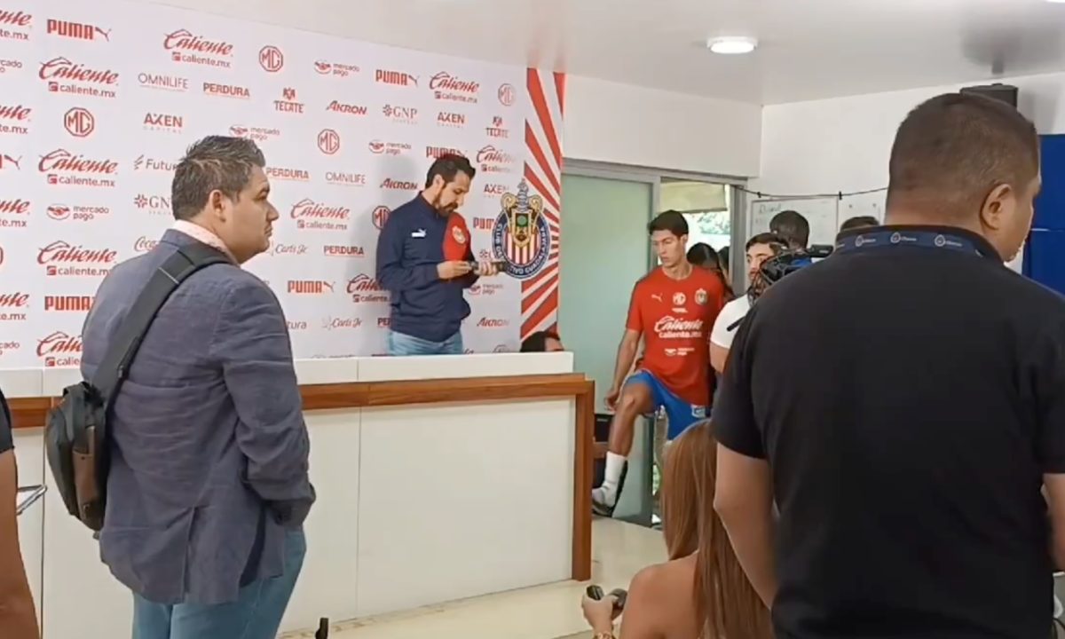 Video | Jugadores de Chivas lanzan explosivo a medios en la sala de prensa