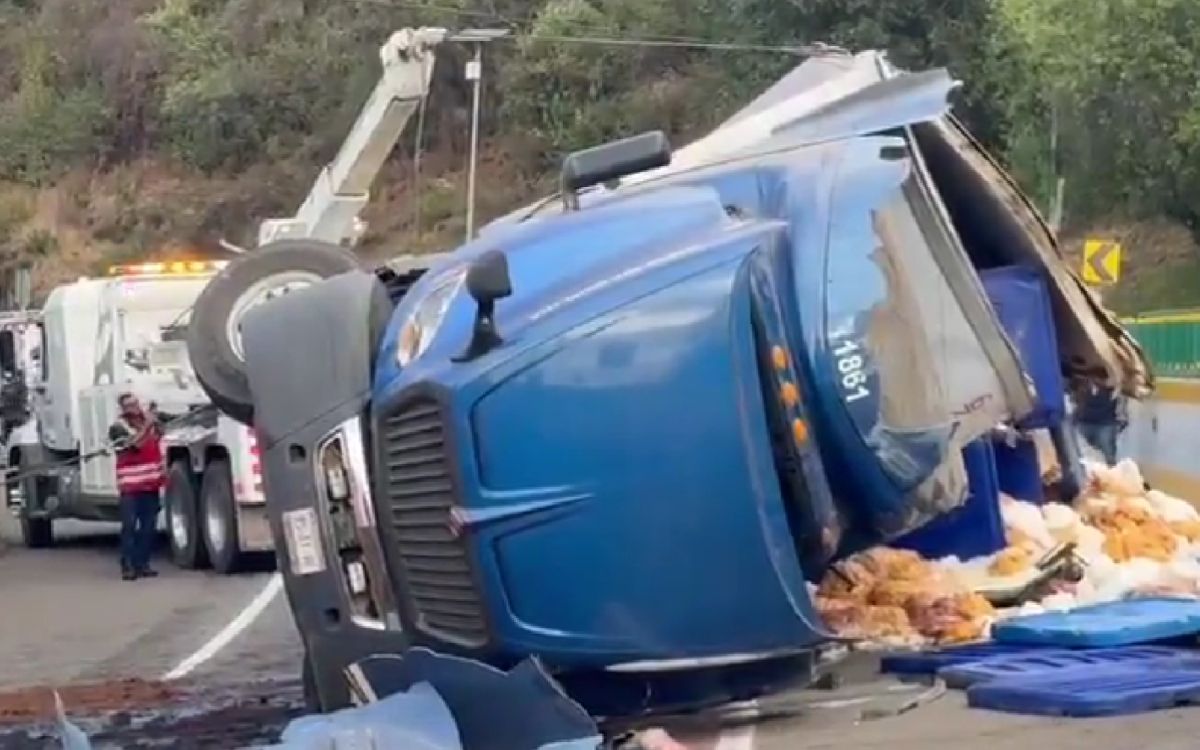 Vuelca tráiler en la autopista a México-Cuernavaca; hay reducción de carriles