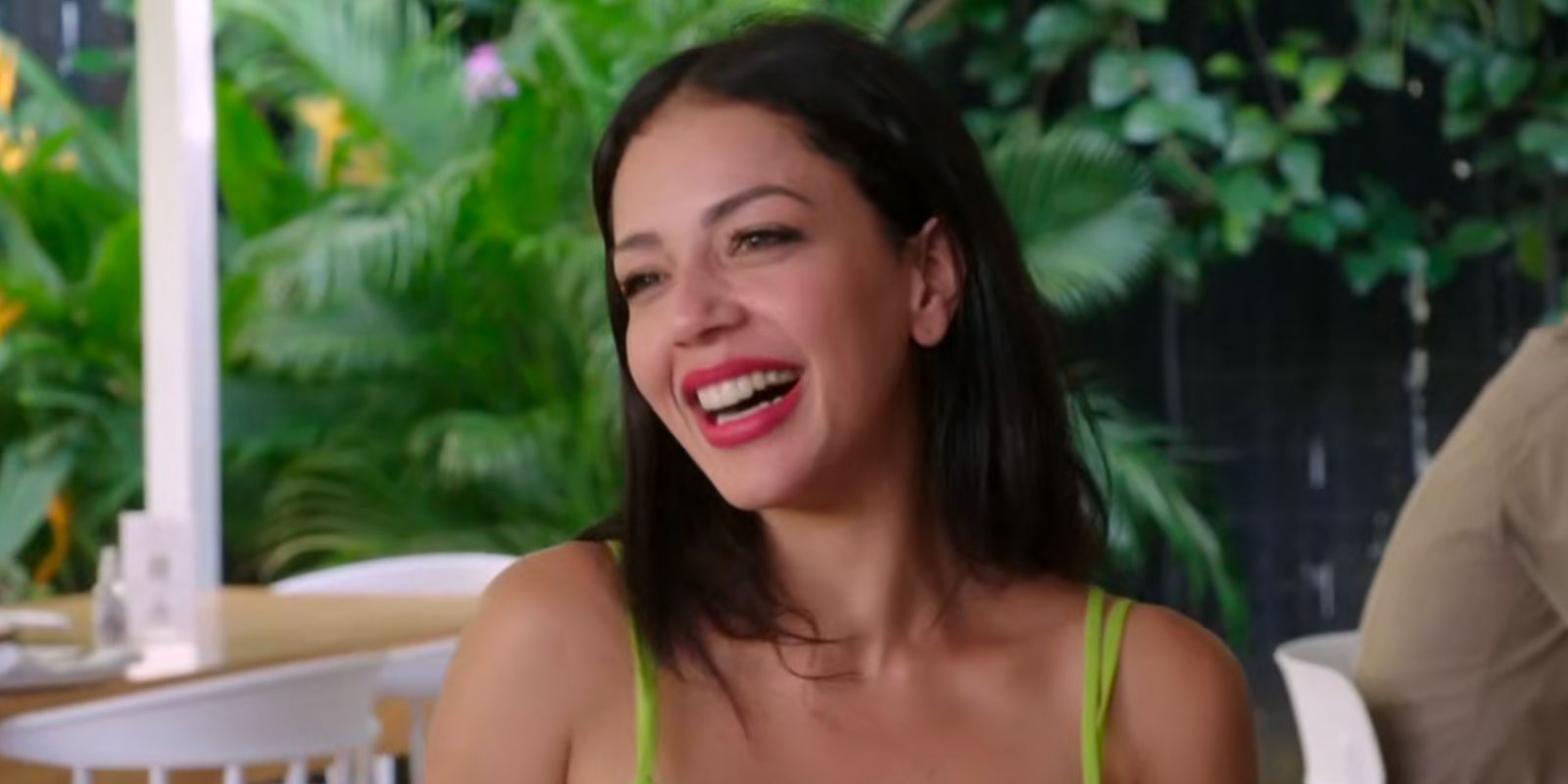 Jasmine Pineda de Todo en 90 Días: Antes de los 90 Días Sonriendo con vestido verde