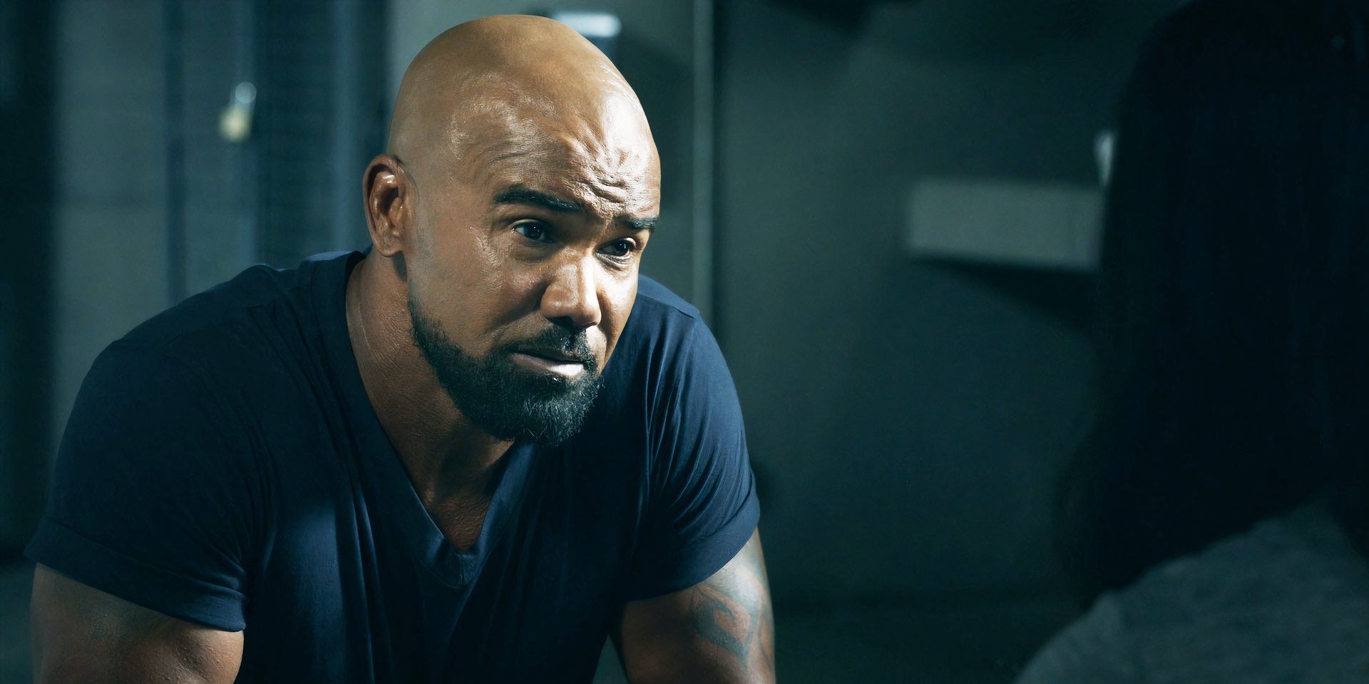 Shemar Moore como Hondo en la temporada 8 de SWAT, sentado y hablando con alguien