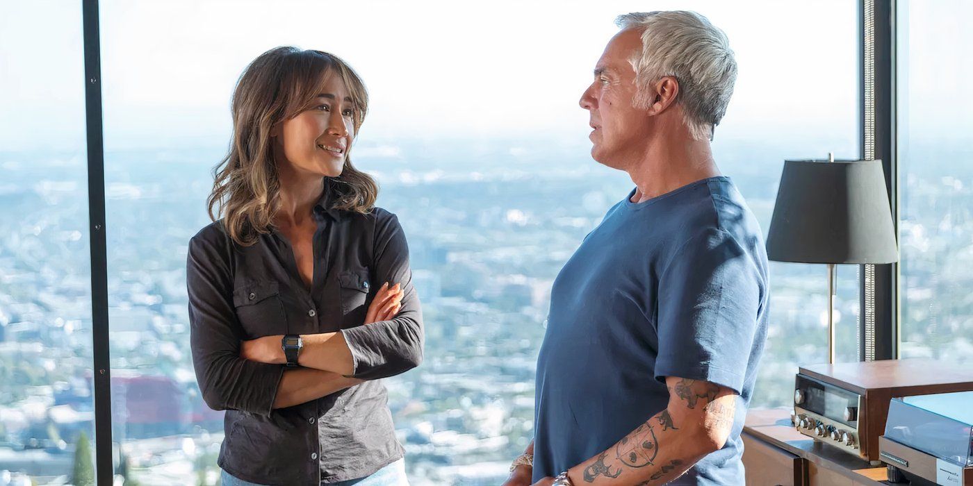 Renee Ballard (Maggie Q) y Harry Bosch (Titus Welliver) hablan cerca de una ventana sobre Bosch: Legacy temporada 3