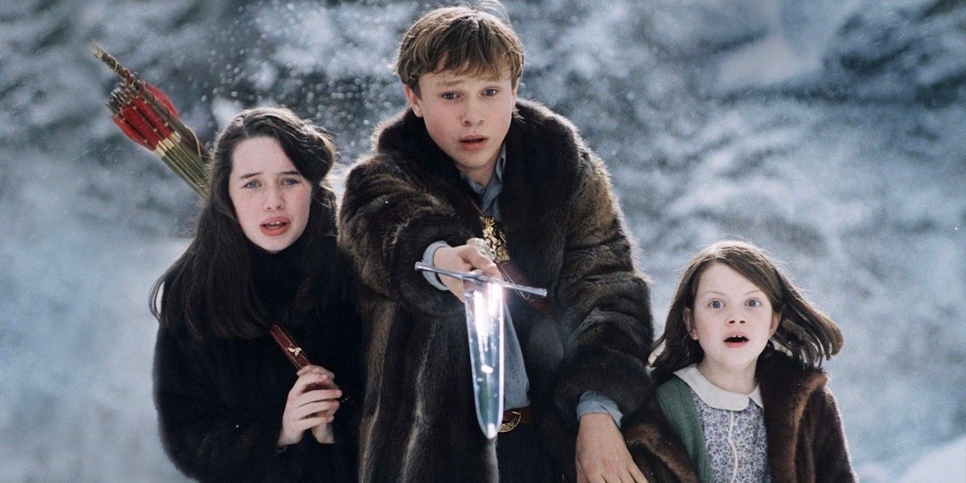 Peter sosteniendo una espada con Susan y Lucy detrás de él en Las Crónicas de Narnia.