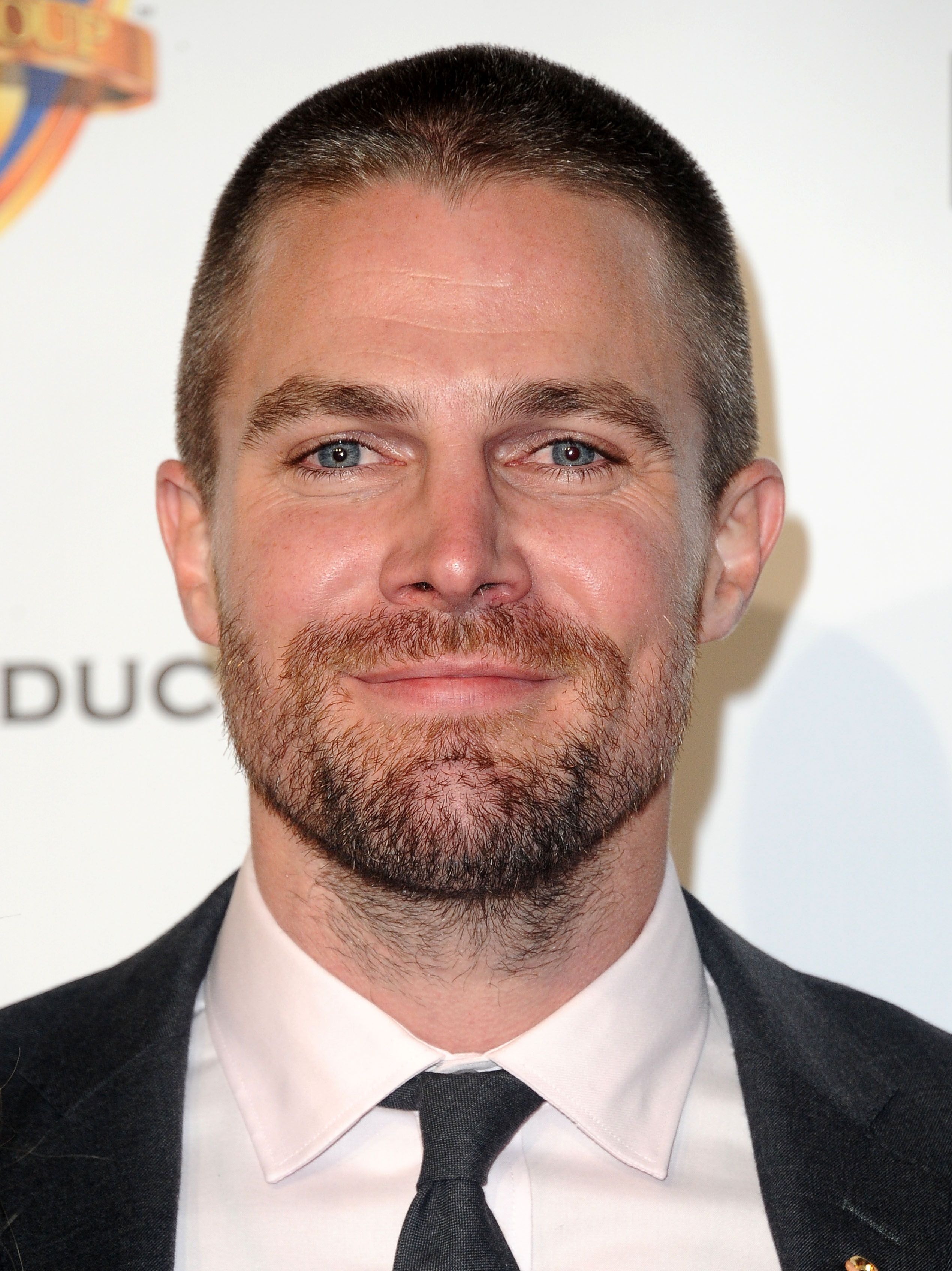 Tiro en la cabeza de Stephen Amell en la Gala de cáncer de f*ck