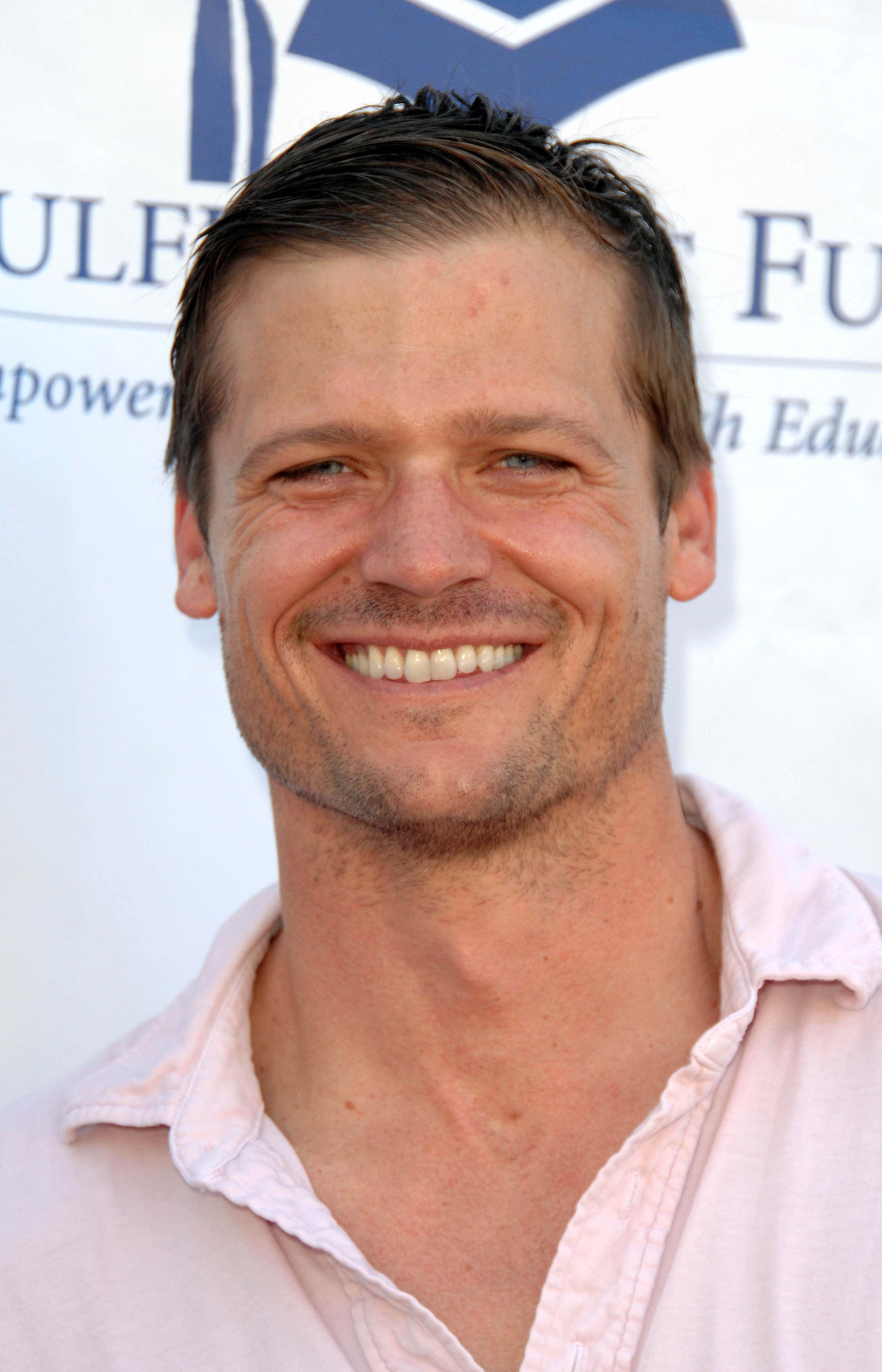 Tidado de la cabeza de Bailey Chase en las noches de verano Bash