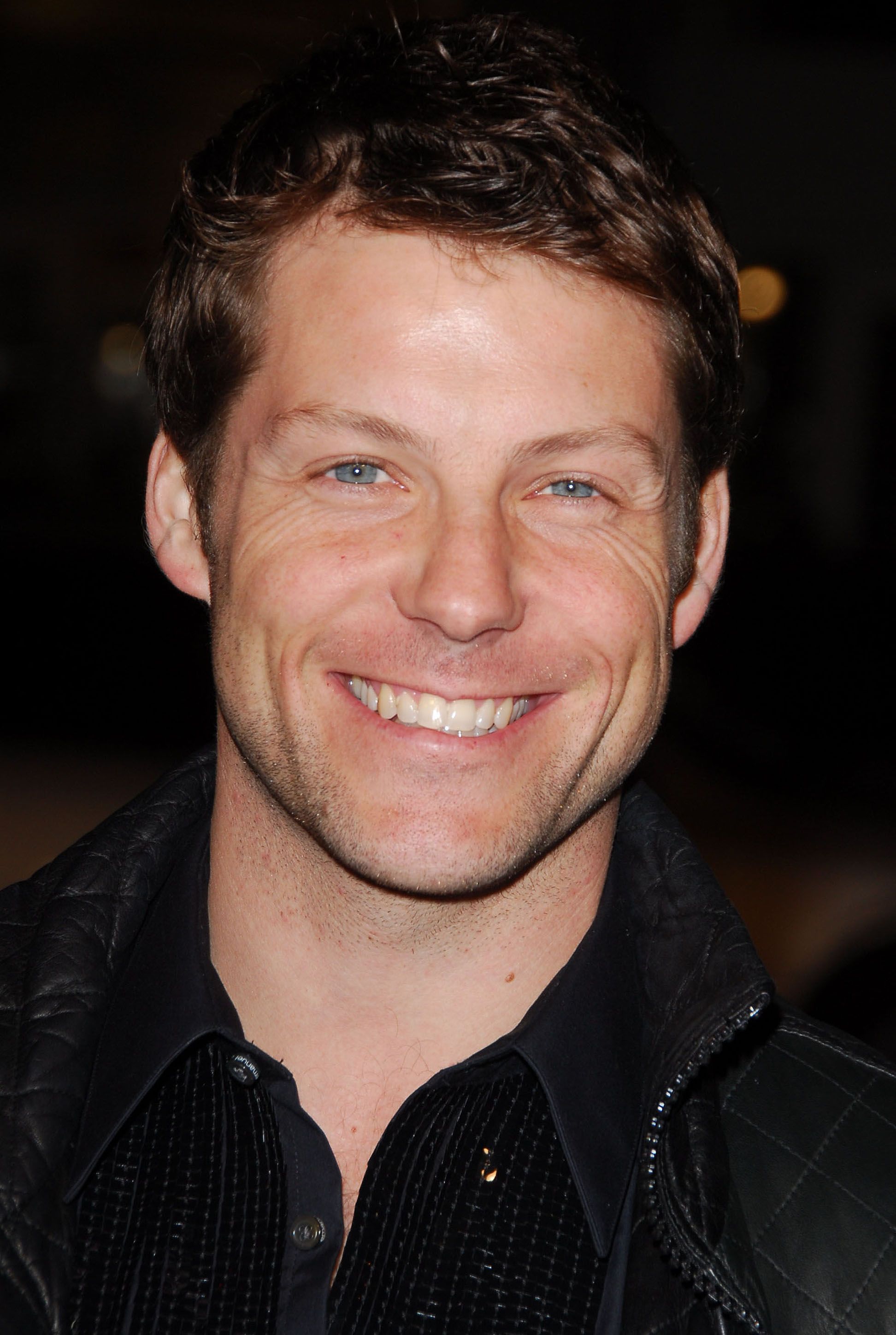 Tiro en la cabeza de Jamie Bamber