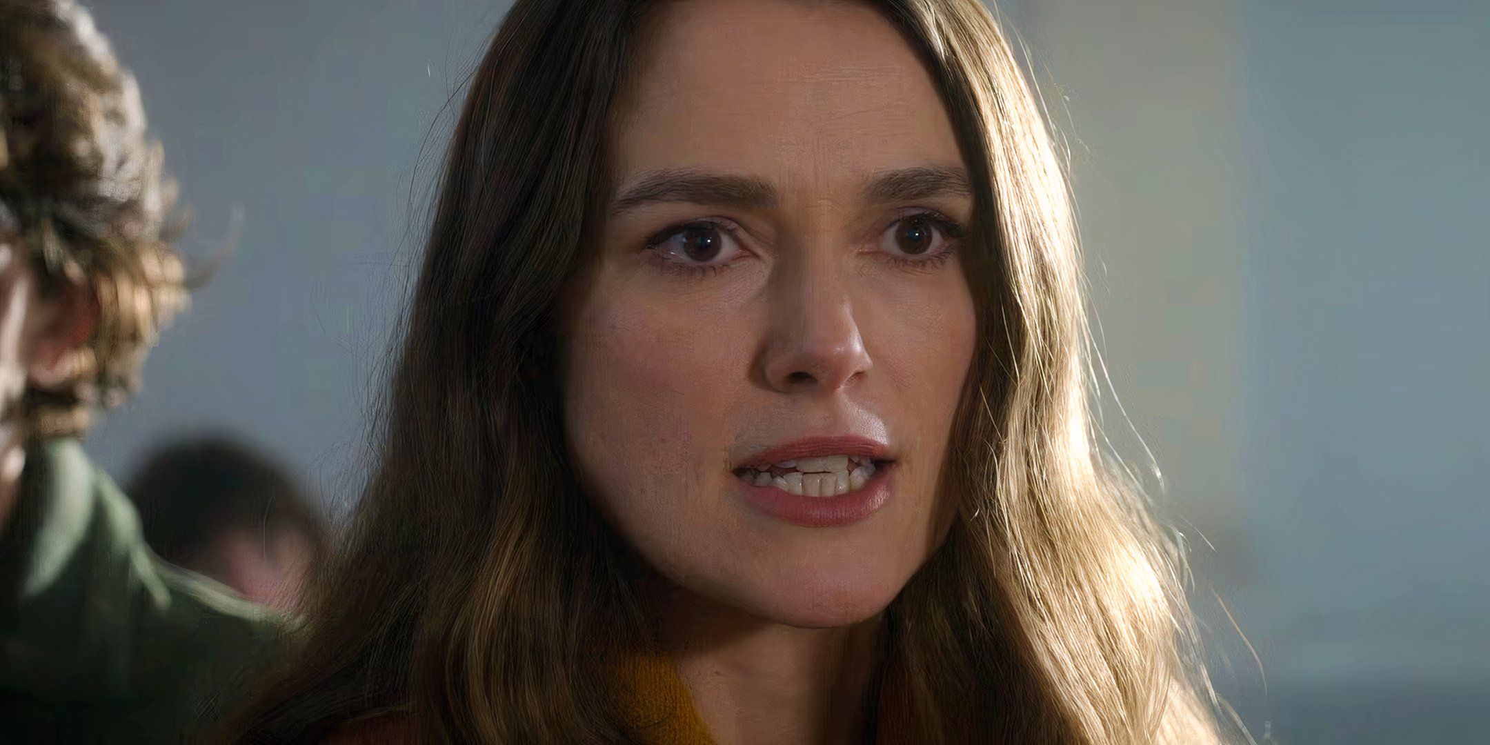 Keira Knightley busca al sospechoso de asesinato en primer vistazo al nuevo thriller de Netflix The Woman in Cabin 10