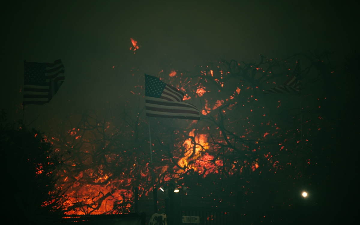 Avanza sin control incendio en Los Ángeles; evacúan a 30 mil personas