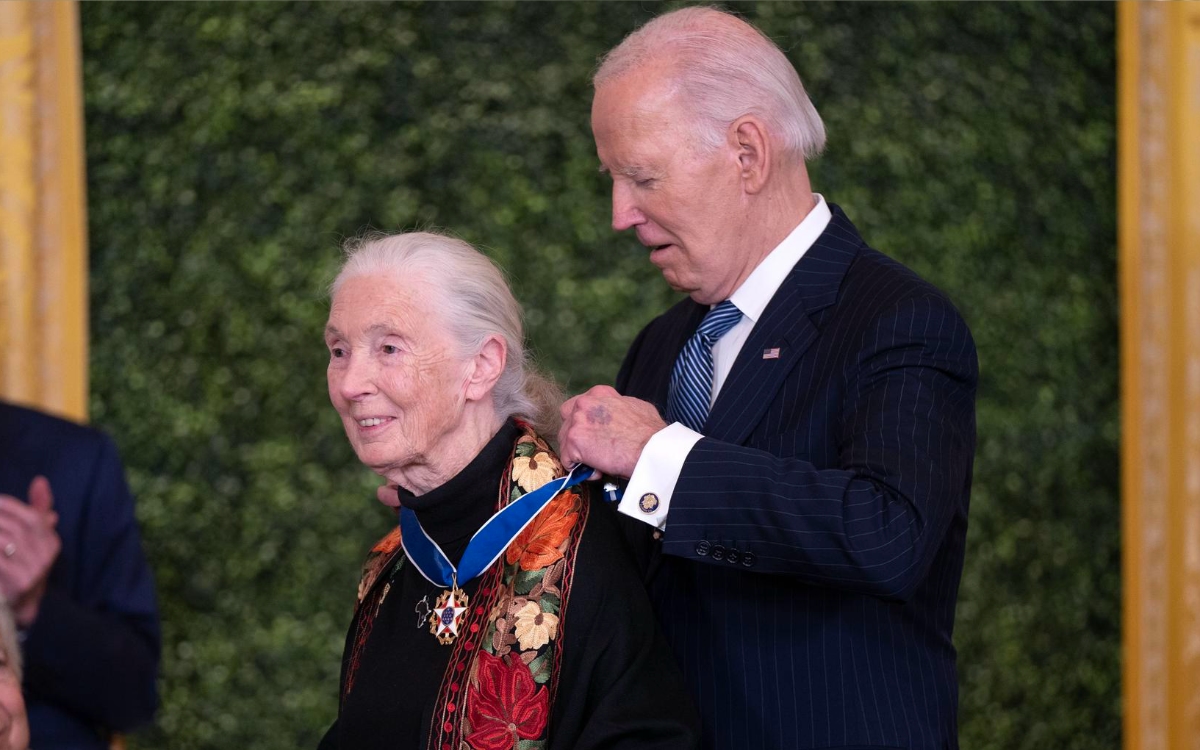 Biden condecora a Jane Goodall, Hillary Clinton, 'Magic', Messi, Bono y Soros