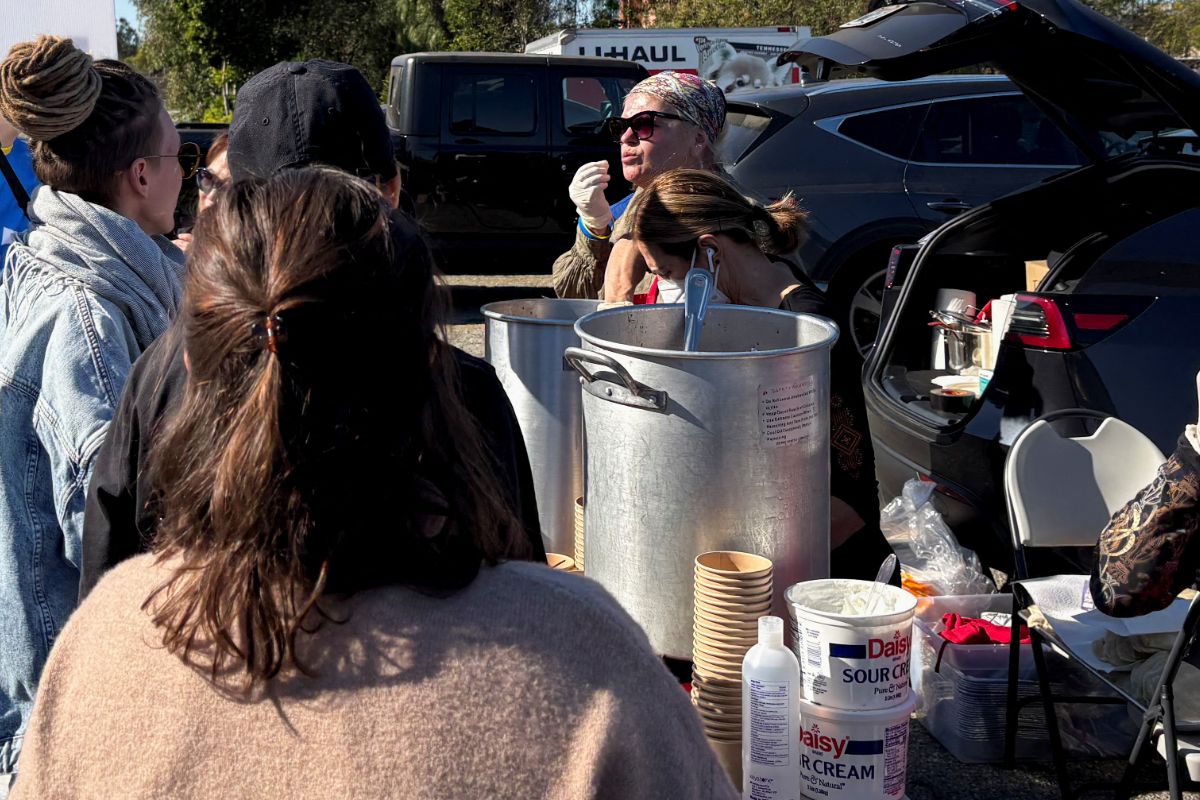 Con tacos y juguetes, habitantes de Los Ángeles apoyan a vecinos tras los incendios