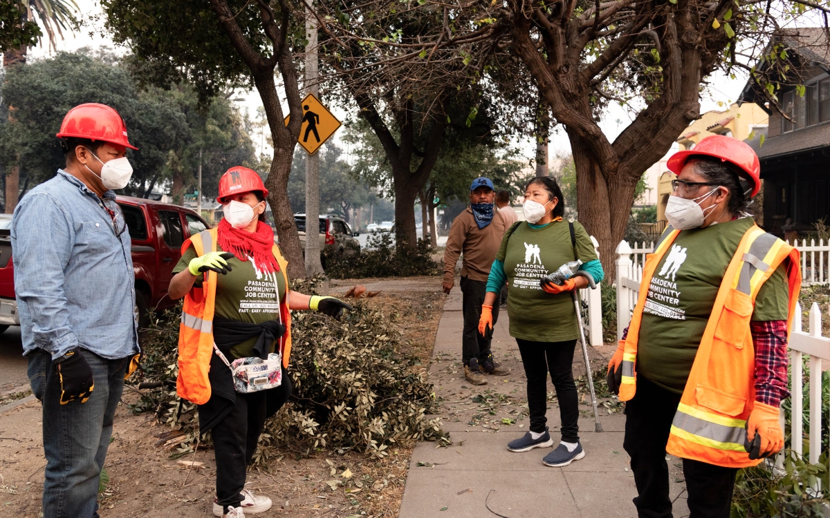 Fotos | Pese a las amenazas de Trump, jornaleros indocumentados ayudan en los incendios de Los Ángeles, California