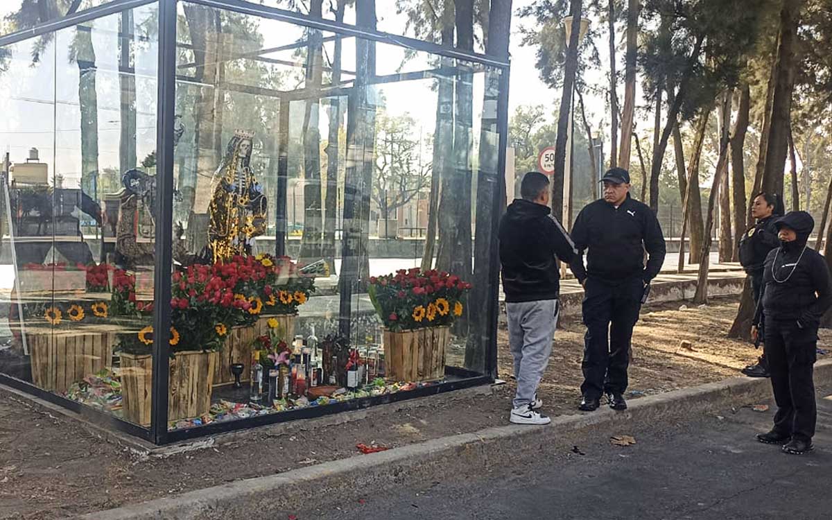 La alcaldía Iztacalco desmonta un altar dedicado al diablo y a la Santa Muerte