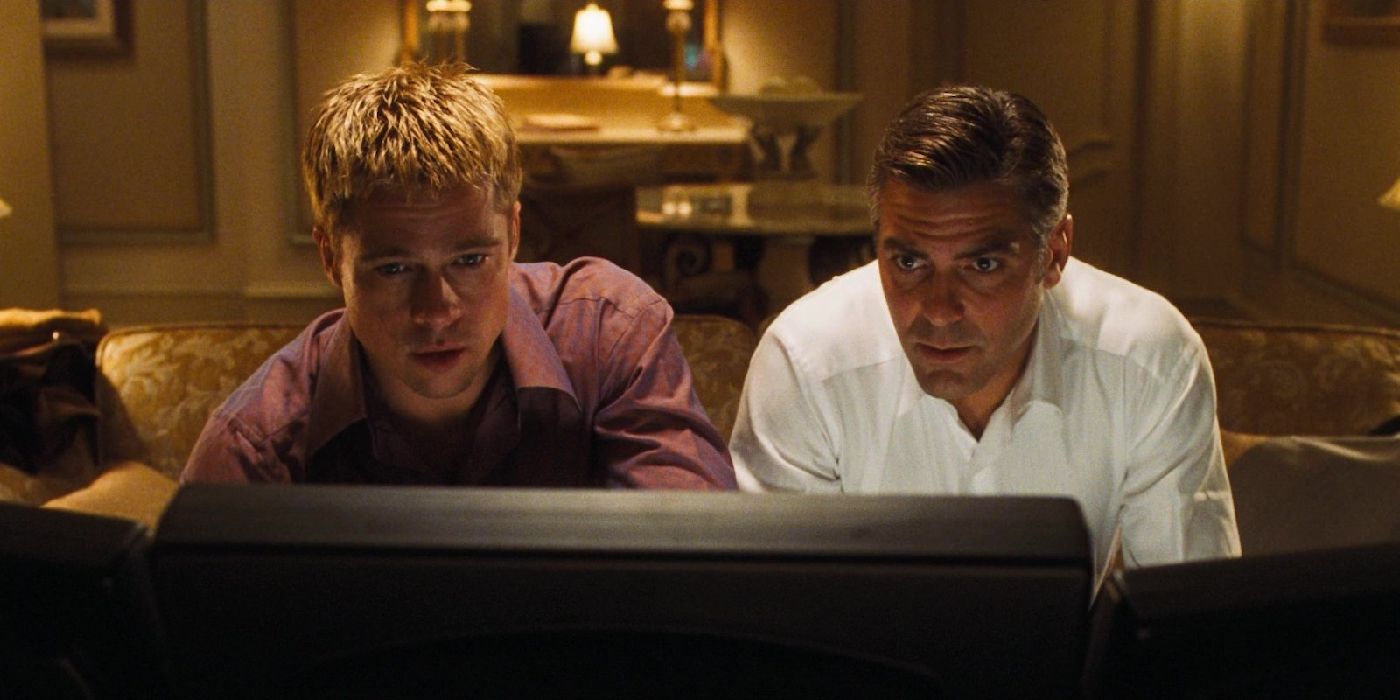 Brad Pitt como Ryan y George Clooney como Danny mirando una computadora en Ocean's Eleven