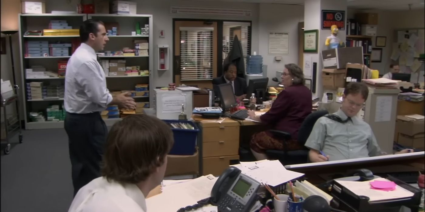 Michael Scott hablando con Stanley, Phyllis, Dwight y Jim sobre su partido de baloncesto en The Office.