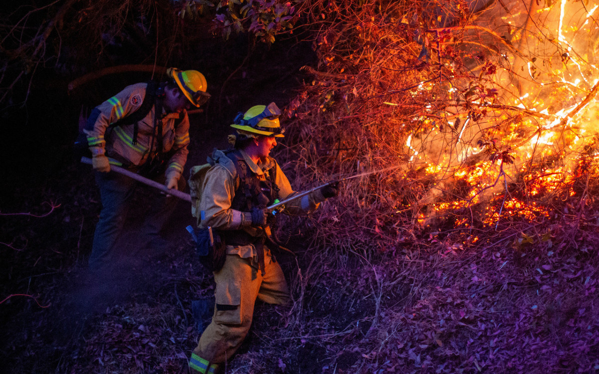 Los Ángeles lucha por frenar incendios ante retorno de fuertes vientos, reportan 24 muertos