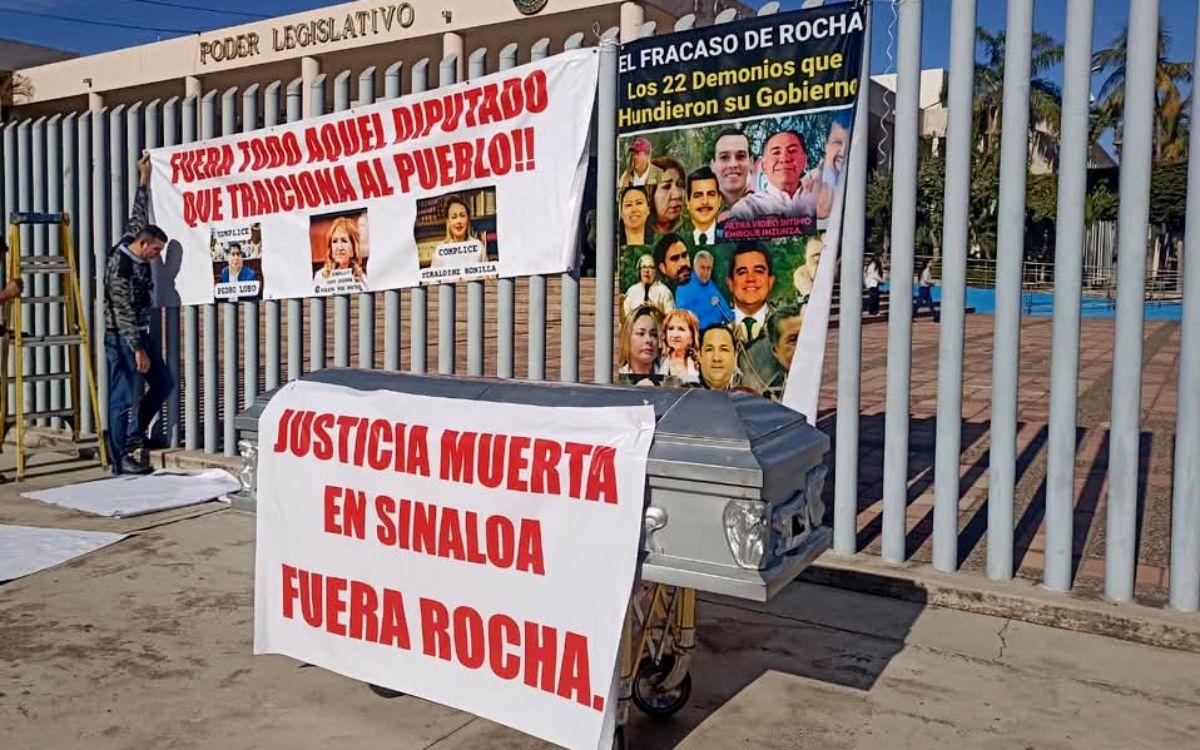 Manifestantes irrumpen en Congreso de Sinaloa y exigen la destitución de Rocha Moya