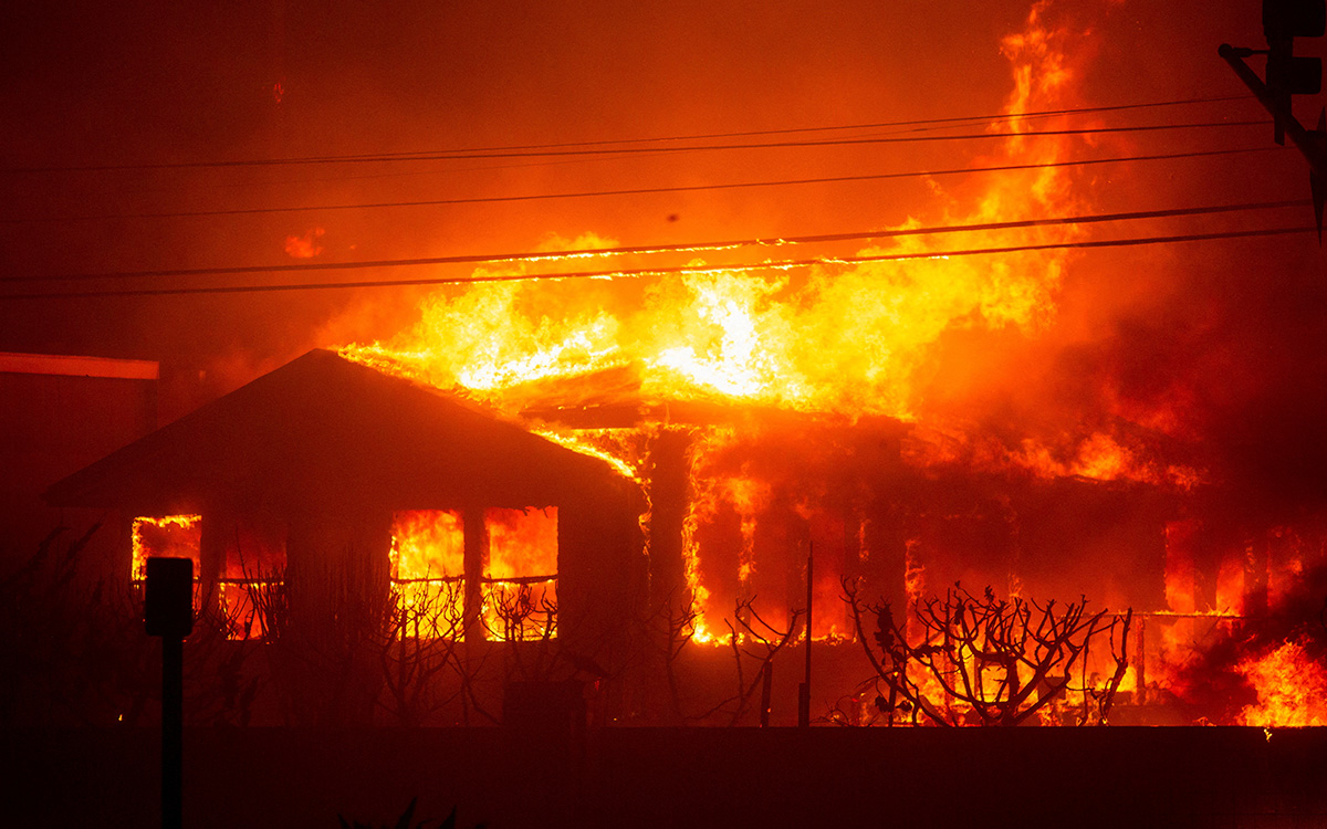 Más de 100,000 personas son evacuadas en Los Ángeles por incendios