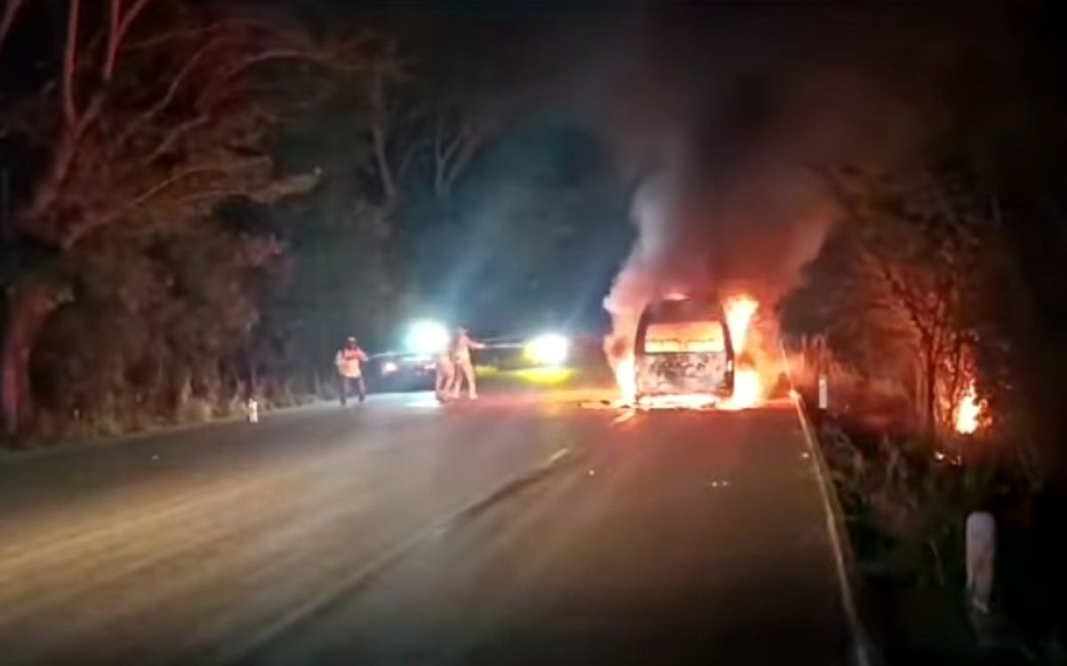 Se incendia vehículo de pasajeros en Chiapas