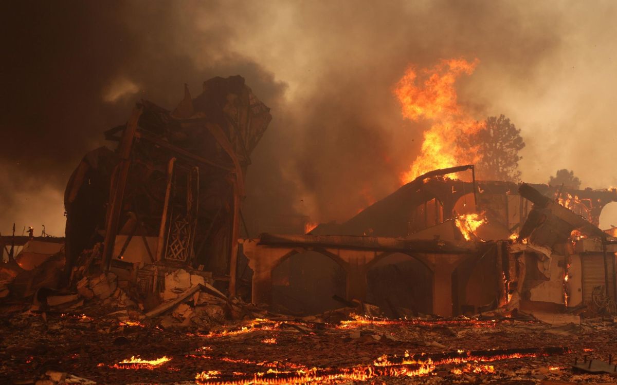 Suman 10 muertos y más de 10 mil estructuras en cenizas por incendios en Los Ángeles