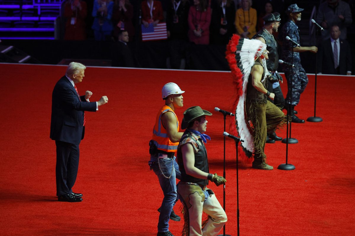 Trump baila 'Y.M.C.A' junto a los Village People en mitin previo a investidura | Video