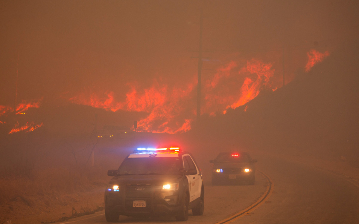 Un nuevo incendio forestal cerca de Los Ángeles obliga a evacuaciones