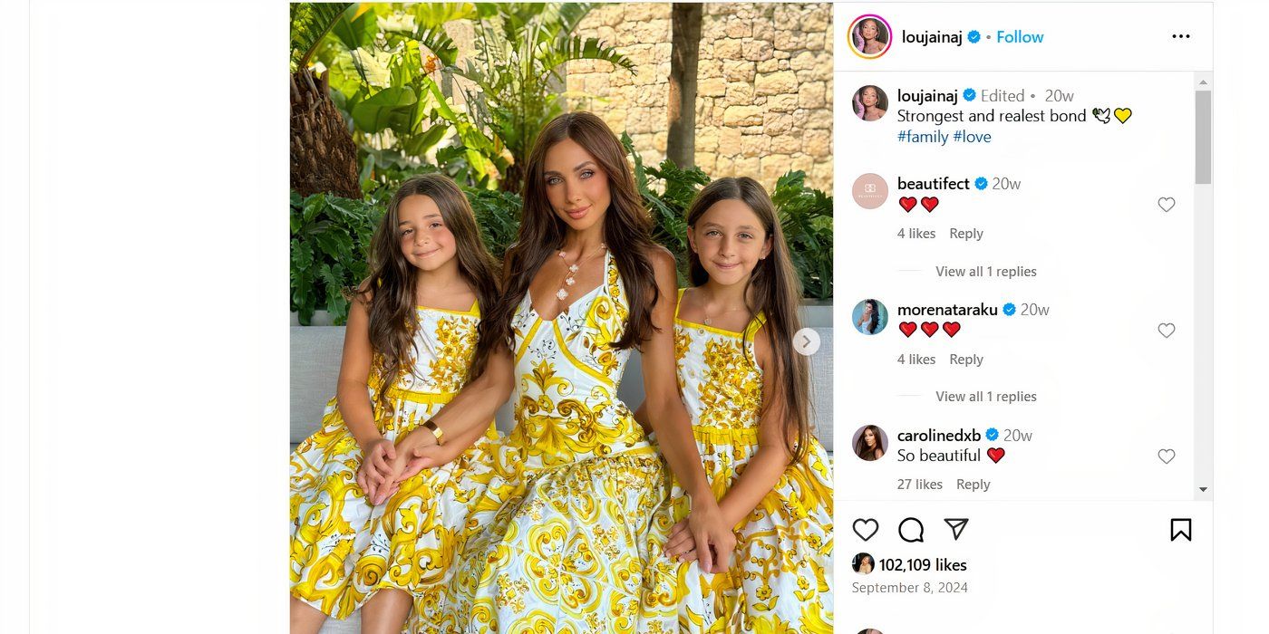 Loujain Adada de Dubai Bling con un vestido amarillo con sus dos hijas