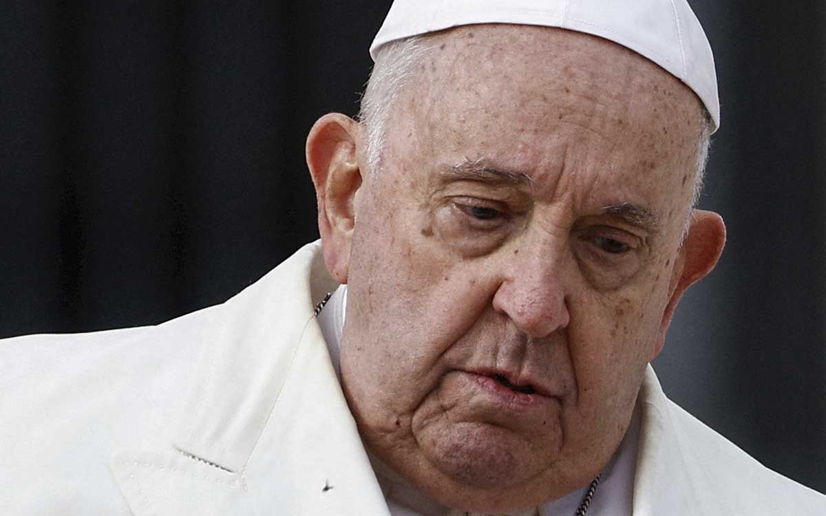 El papa sufre dos episodios de insuficiencia respiratoria aguda