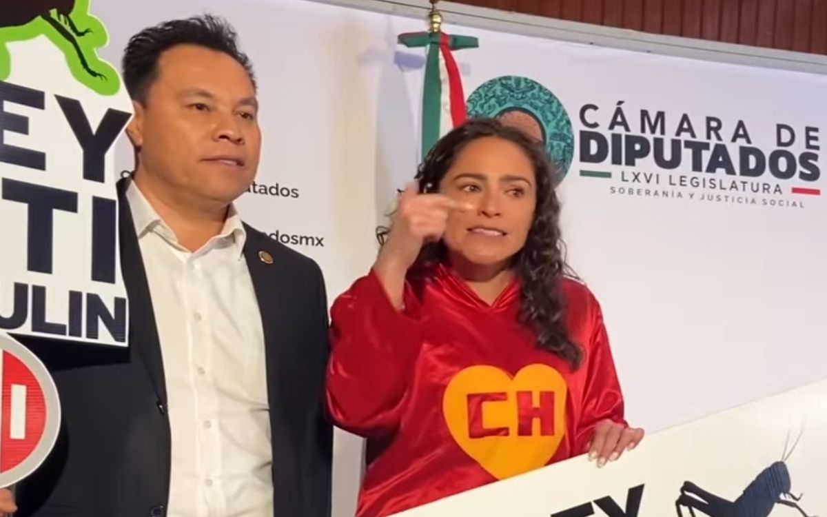 'No contaban con su astucia': Diputada se viste de 'Chapulín Colorado' para presentar iniciativa