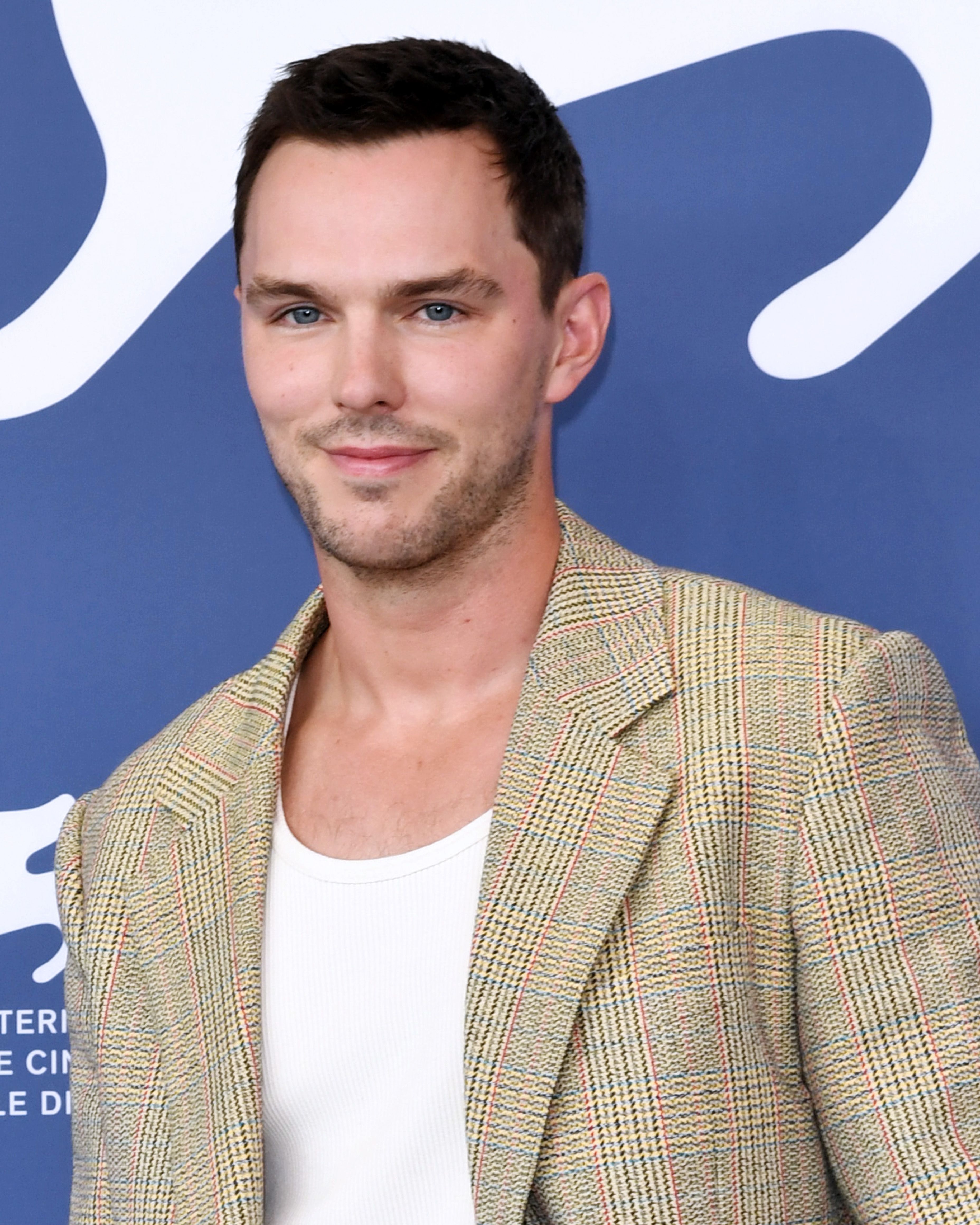 Tiro en la cabeza de Nicholas Hoult