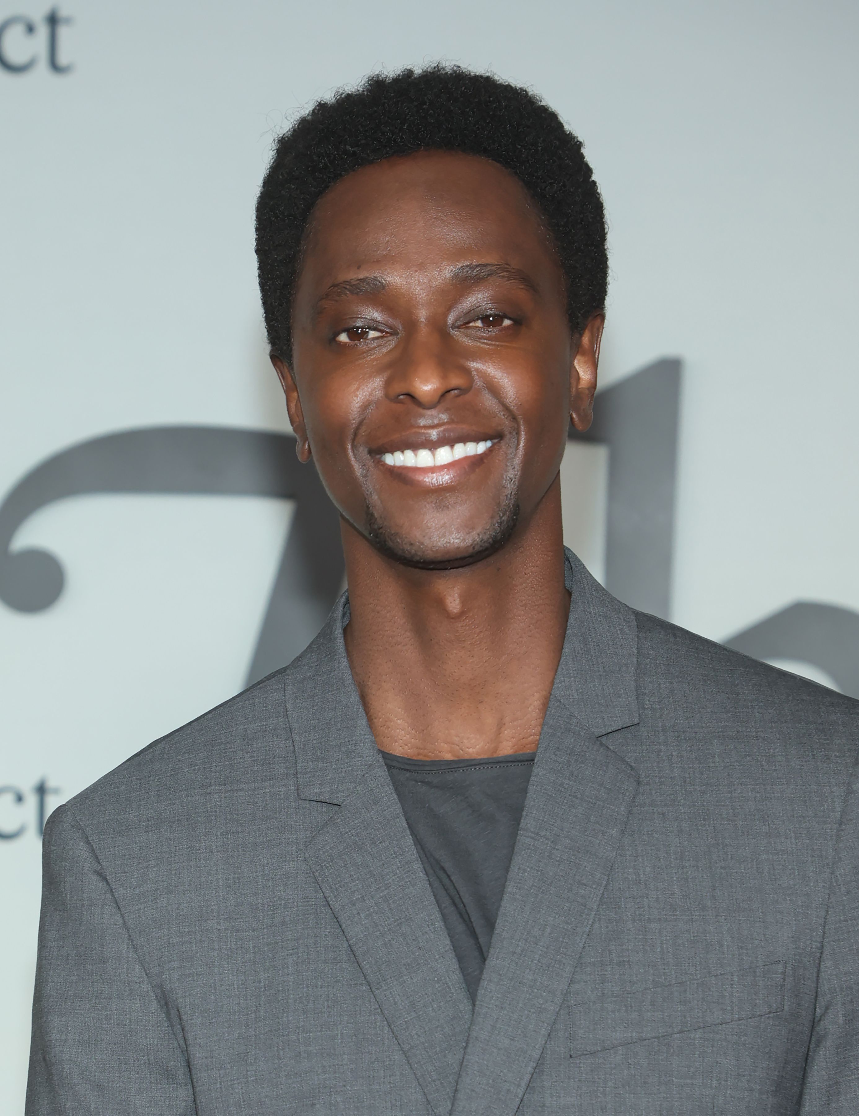 Tiro en la cabeza de Edi Gathegi