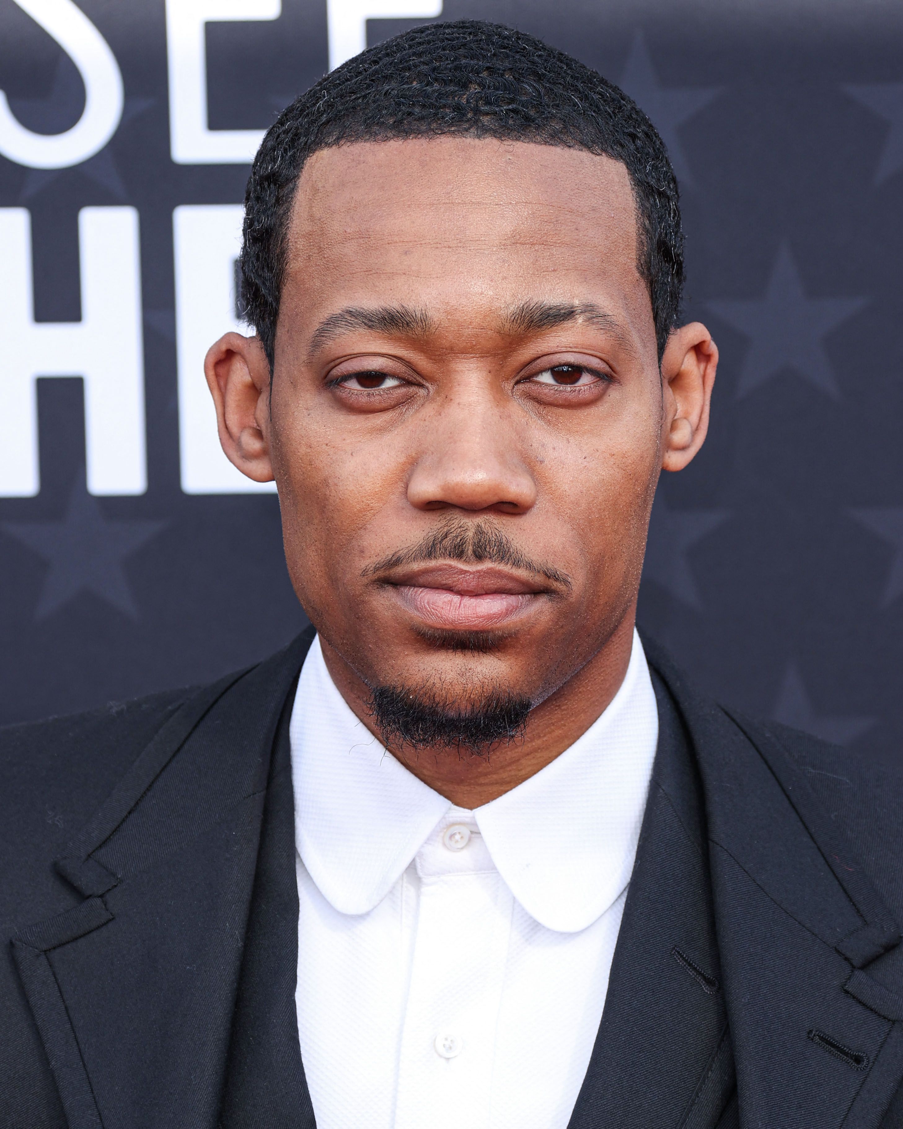 Moldada de la cabeza de Tyler James Williams en los 29º premio anual de Critics 'Choice Awards