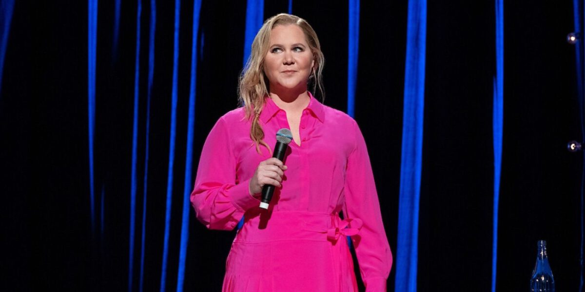 Mira a Amy Schumer recrear el final de su éxito de $ 140 millones en vivo durante un juego de baloncesto