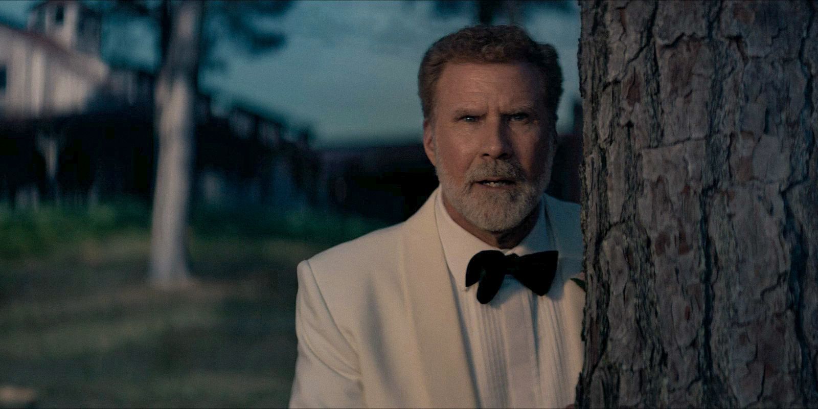 Will Ferrell detrás de un árbol en estás cordialmente invitado