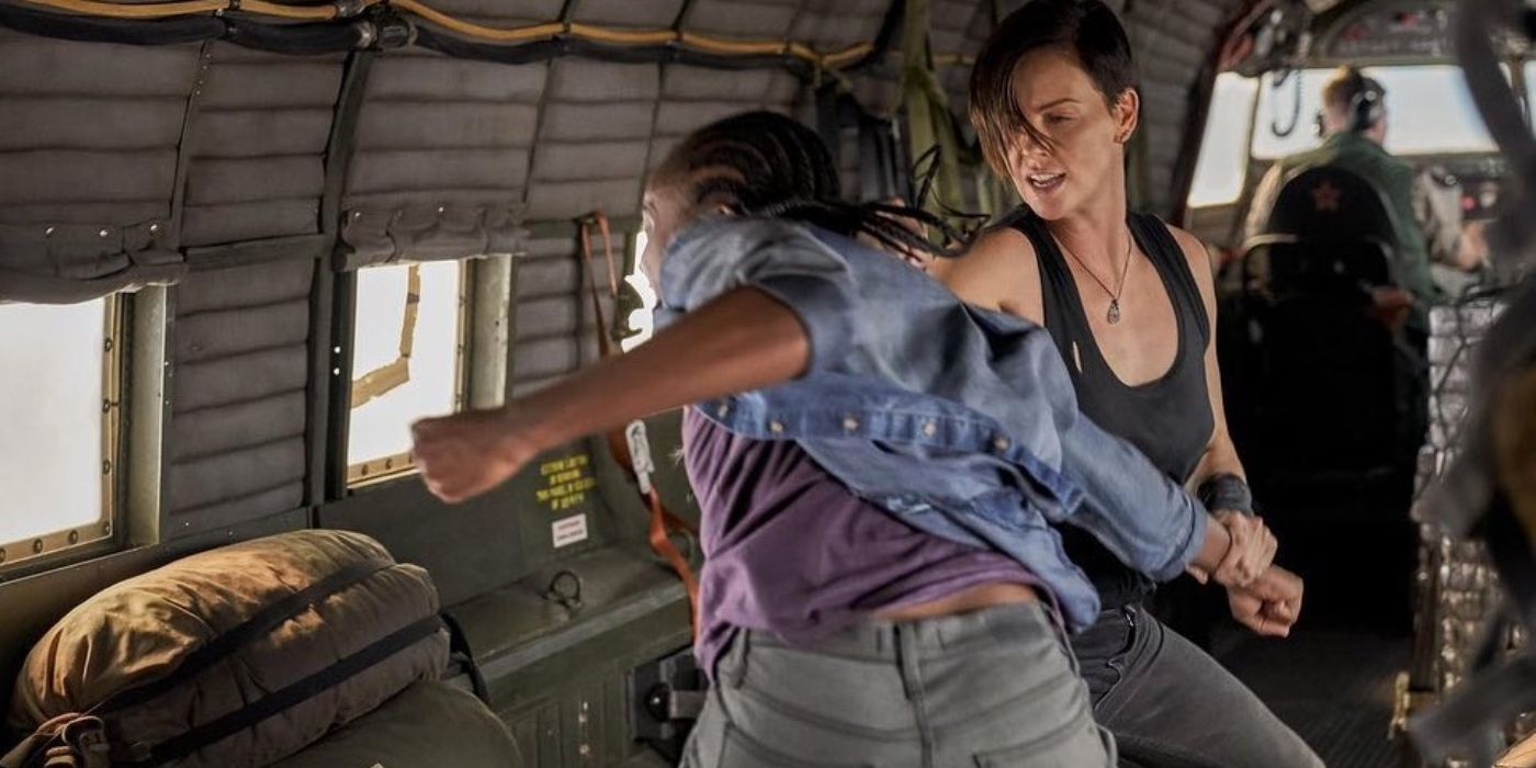 Charlize Theron y Kiki Layne luchando dentro de un avión en la vieja guardia 