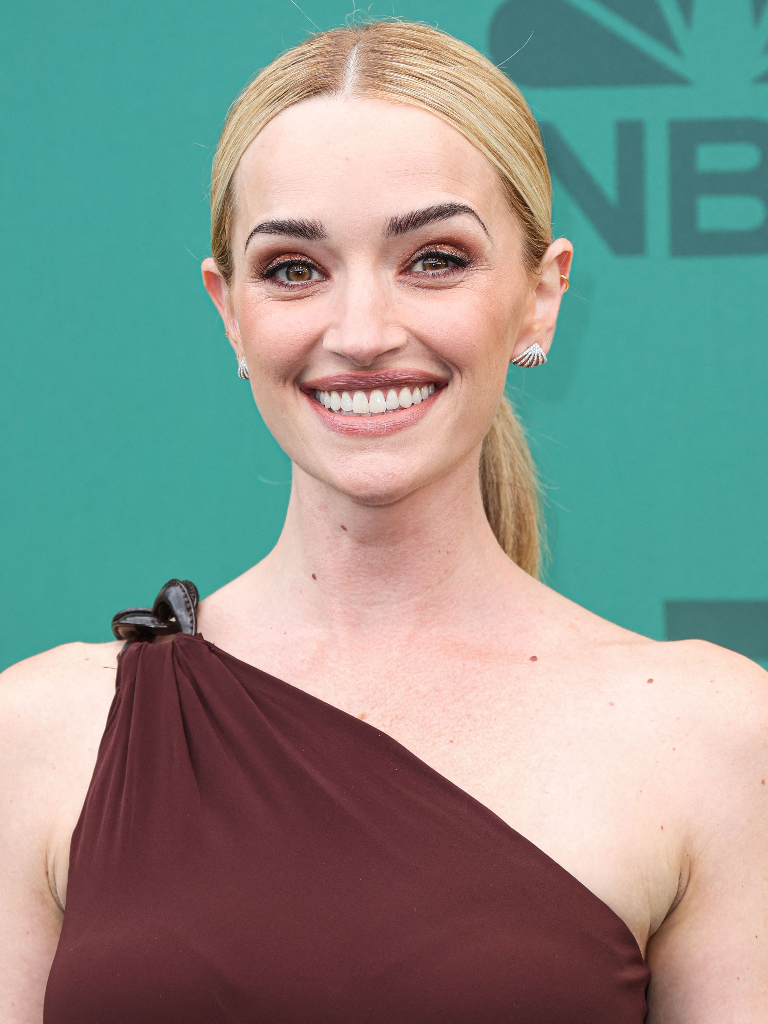 Tidado de la cabeza de Brianne Howey en el 49 ° premio anual People's Choice Awards 2024