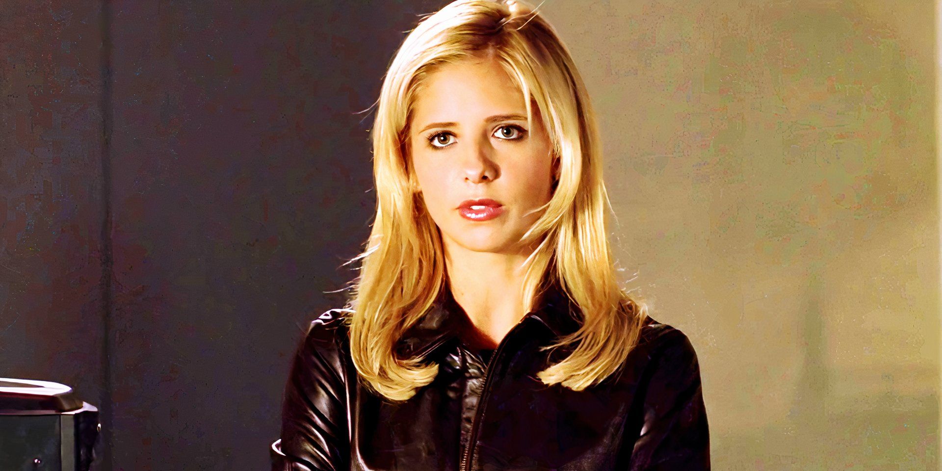 Sarah Michelle Gellar mirando el regreso en la serie New Buffy the Vampire Slayer