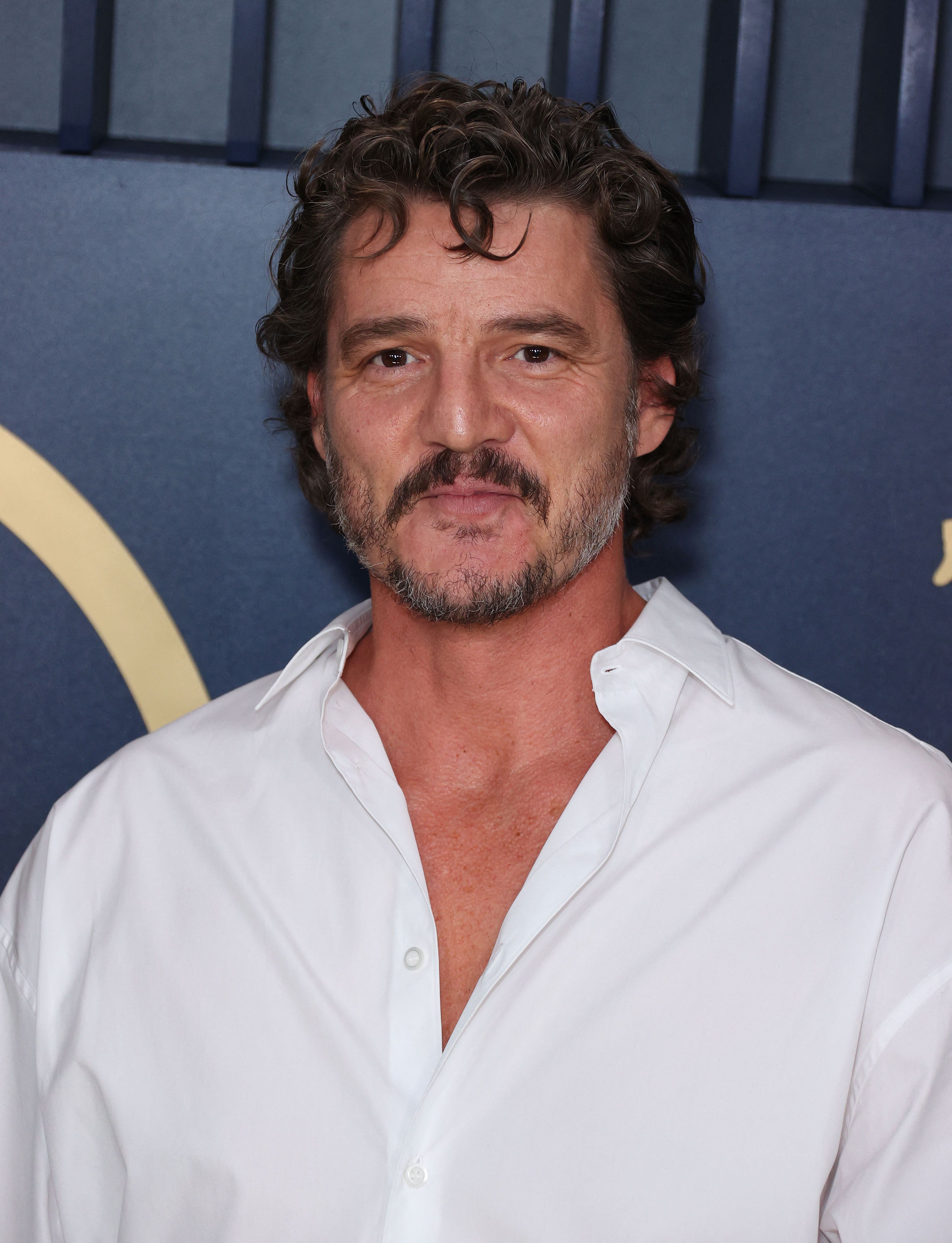 Moldado de la cabeza de Pedro Pascal en el 30 ° Premios anuales de Screen Actors Guild Awards