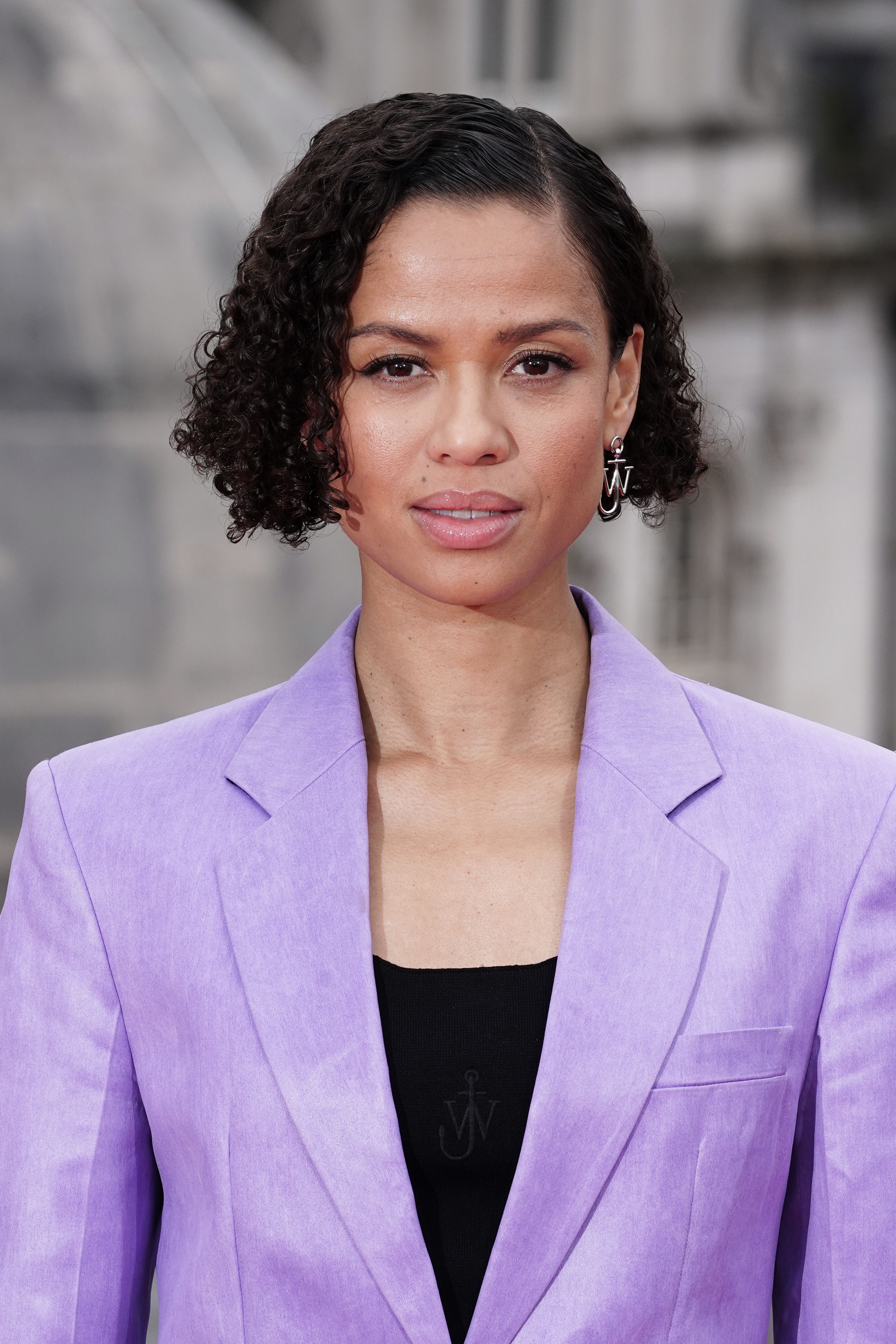 Tiro en la cabeza de Gugu Mbatha-Raw en la fotocall para la película de Netflix Heist 'Lift'