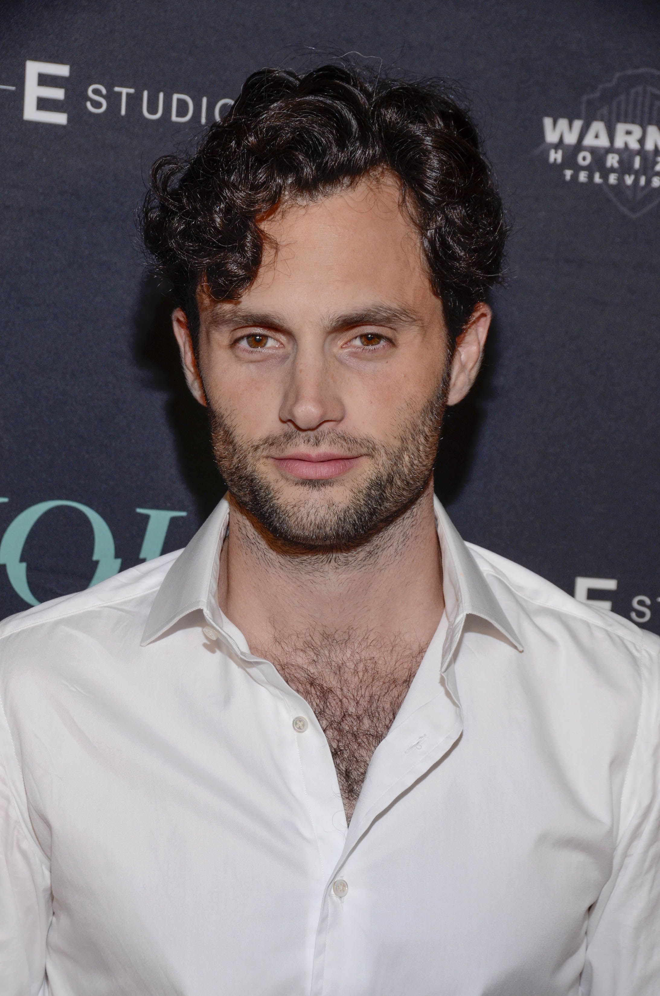 Tidado de la cabeza de Penn Badgley en el estreno en el restaurante Zengo en Zengo