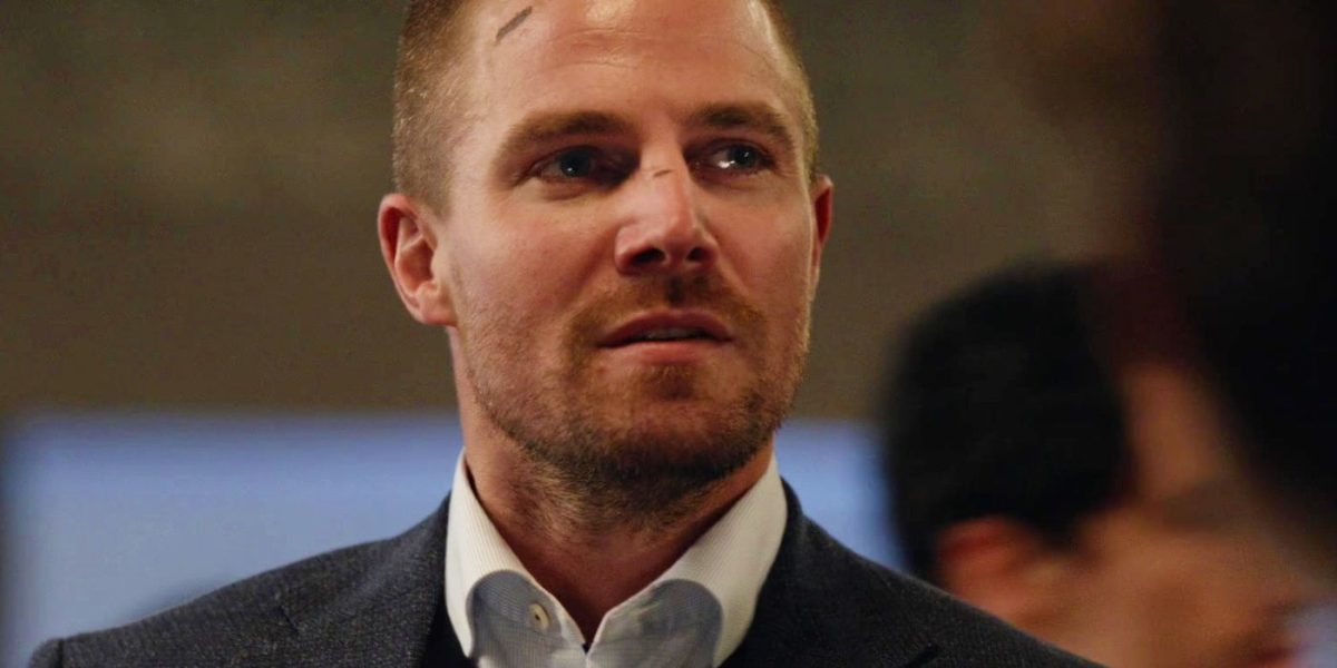 Nuevas imágenes de los Suits LA Muestra la primera mirada a una reunión de Arrowverse para la estrella Stephen Amell