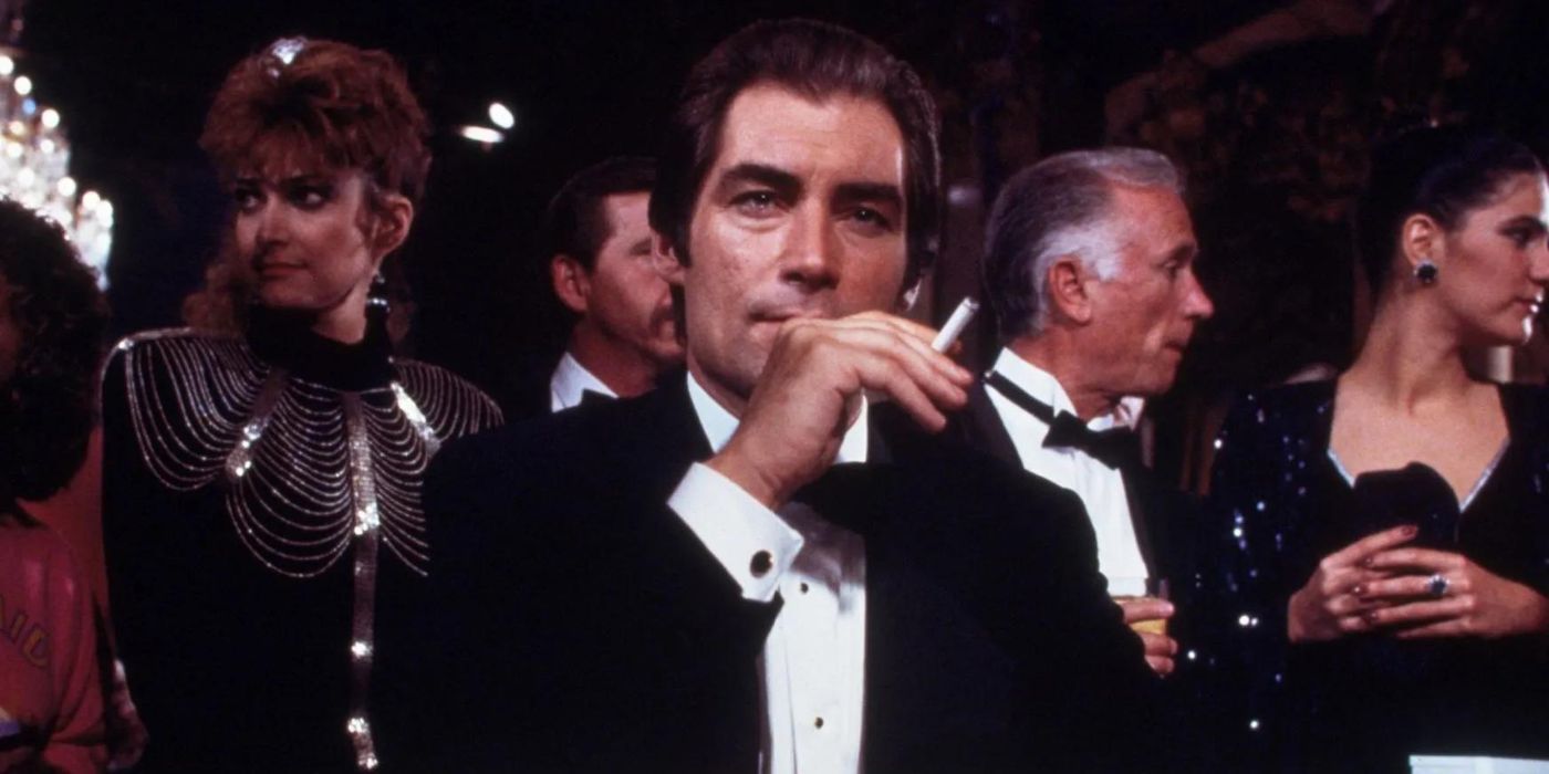 Timothy Dalton como James Bond sosteniendo un cigarrillo en licencia para matar.