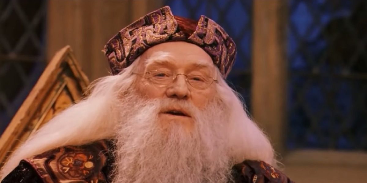 Cómo se describe Dumbledore en los libros de Harry Potter (y cómo se comparan los actores de las películas y el programa)