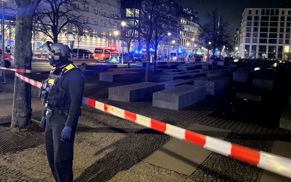 Apuñalan a hombre junto al monumento a víctimas del Holocausto; se encuentra grave