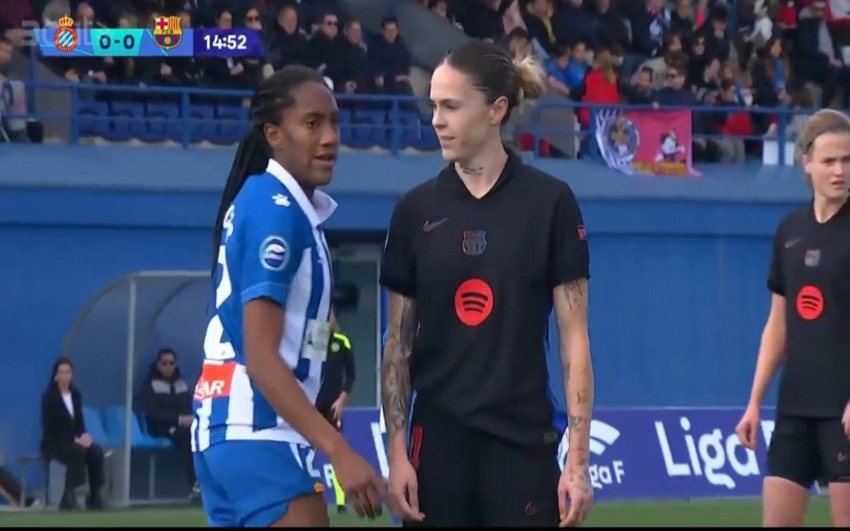 Condena Espanyol 'tocamiento' de jugadora del Barsa Femení | Video