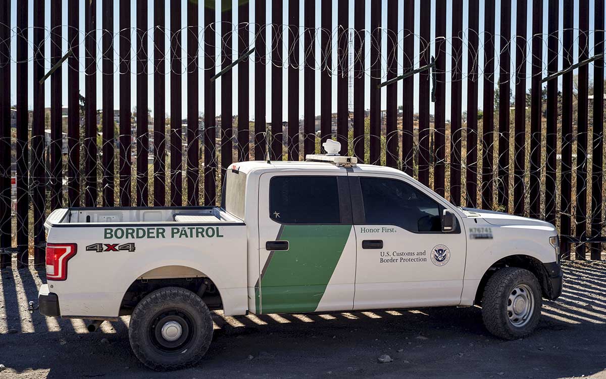 EU deportará a migrante herida tras ser empujada por 'coyotes' en el muro fronterizo