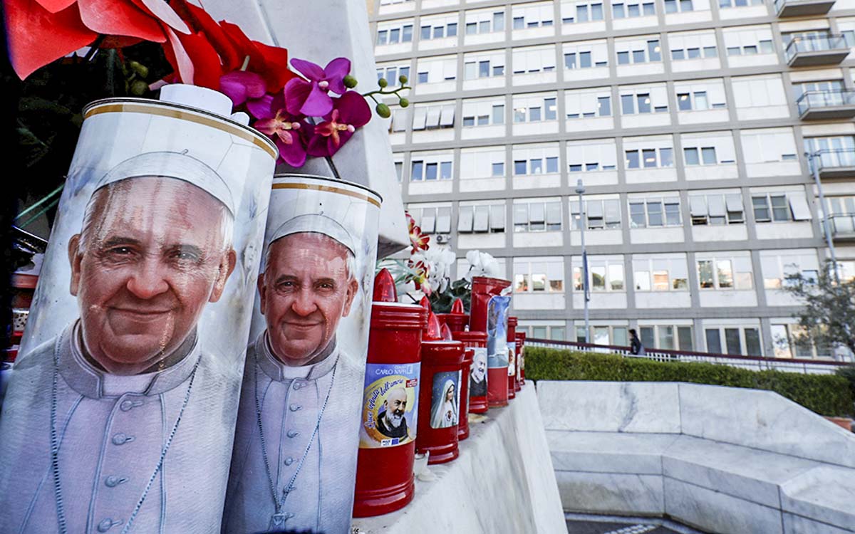 El papa Francisco continúa con tratamiento y fisioterapia respiratoria