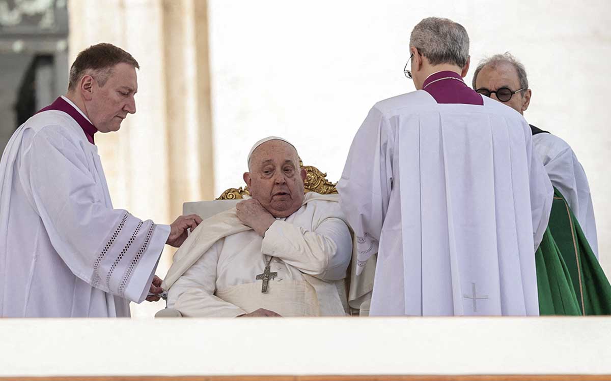 Papa Francisco presenta ligera mejoría tras detectarle neumonía en ambos pulmones