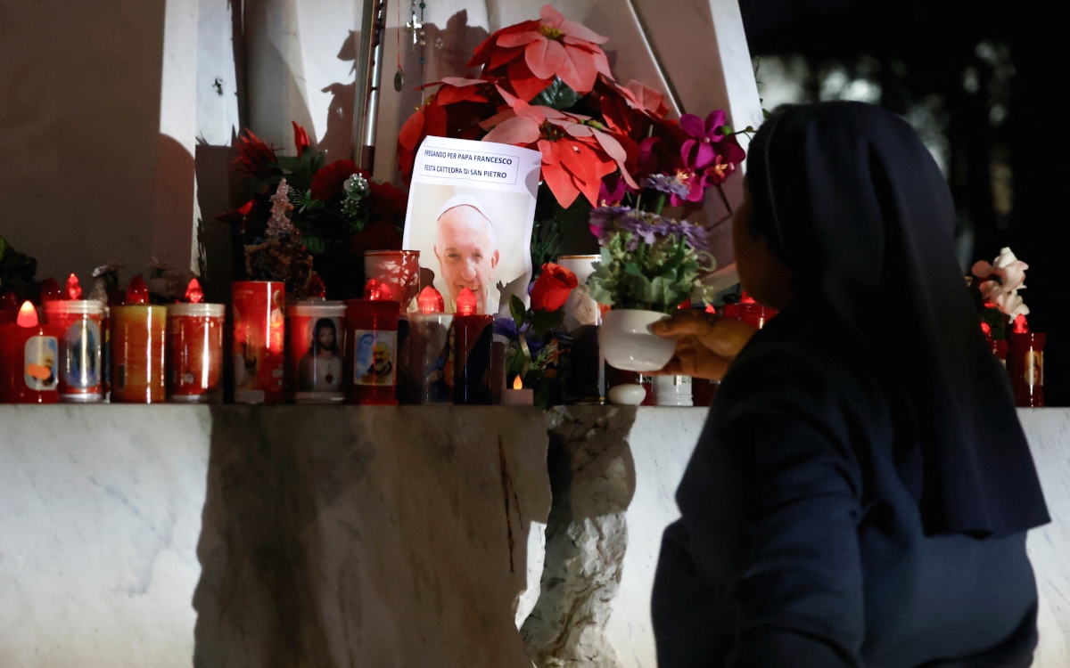 Fieles, monjas y sacerdotes rezan por el Papa Francisco afuera del hospital Gemelli